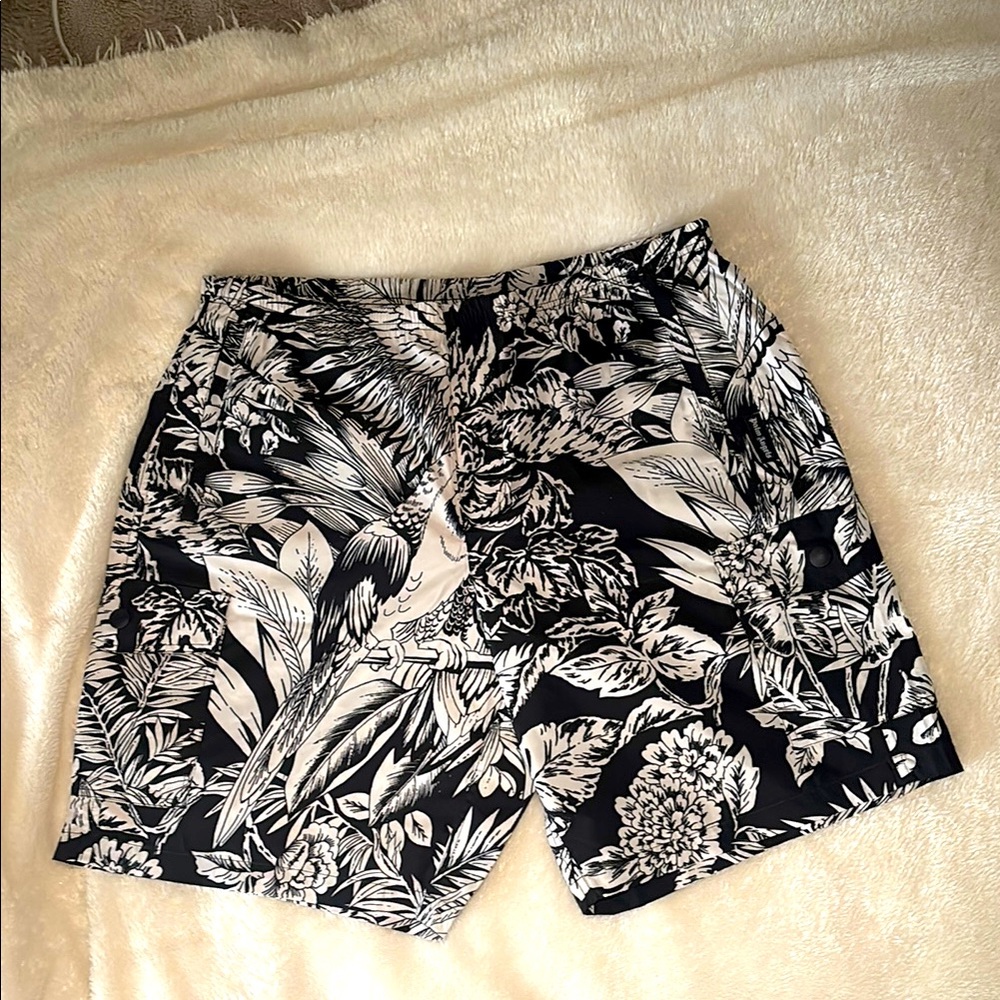 PALM ANGELS 
Floral Black and White Men swim shorts